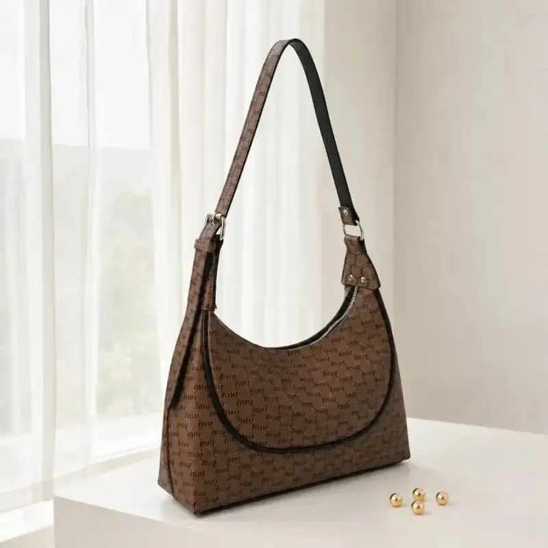 کیف زنانه پارچه ای اسپرت و روزمره ابعاد 30 در 20 در 10 سانتیمتر